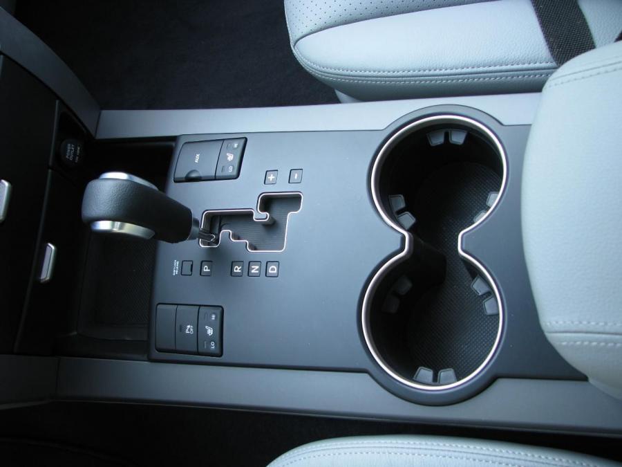 Kia Borrego 2009 года  (фото 20 из 345)